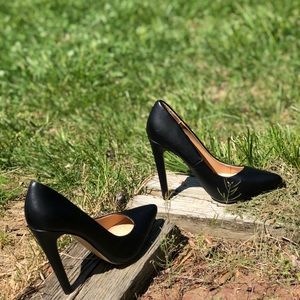 Cute trendy black pumps